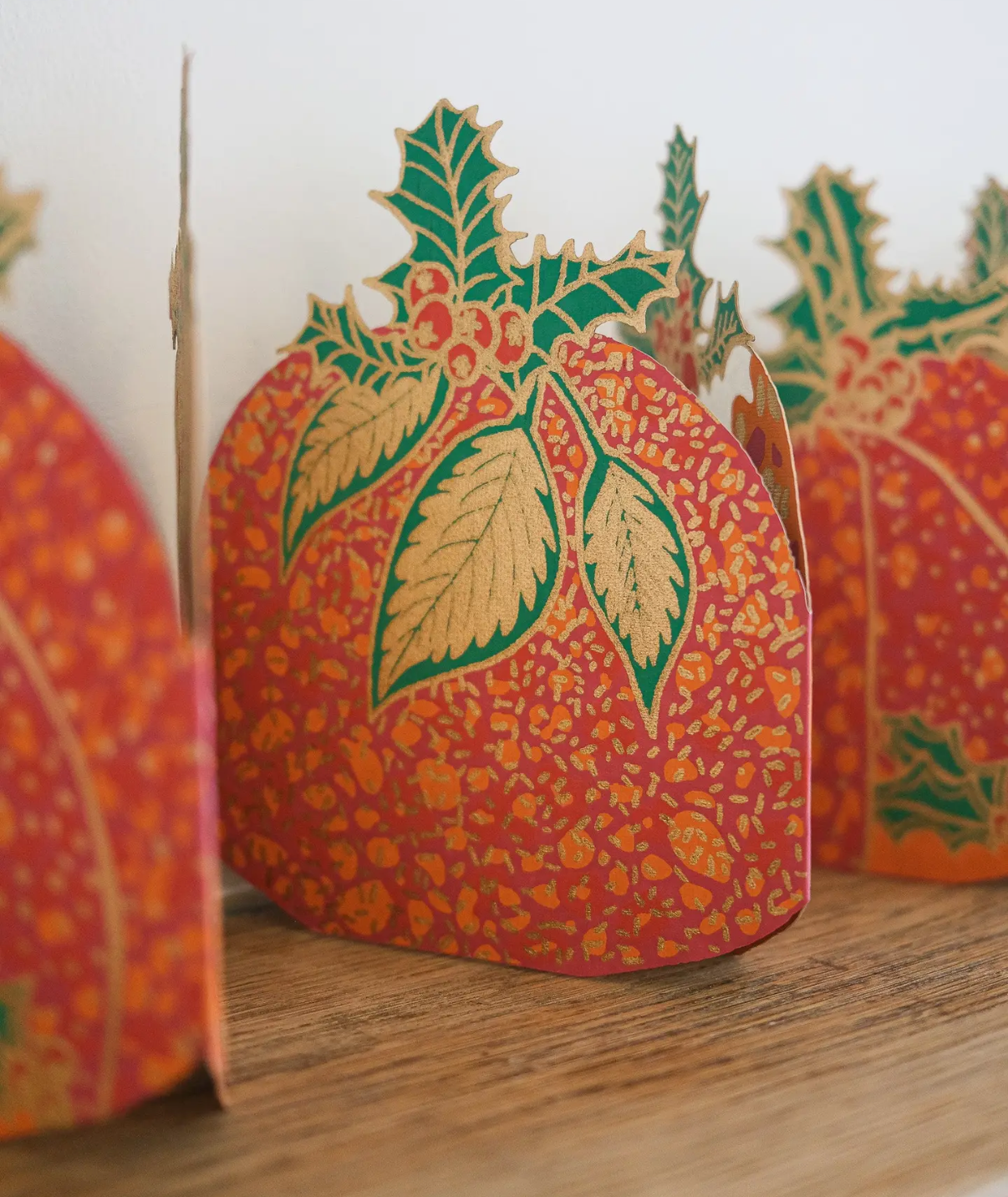 East End Press Yule Pudding Concertina Table/Mantle Garland