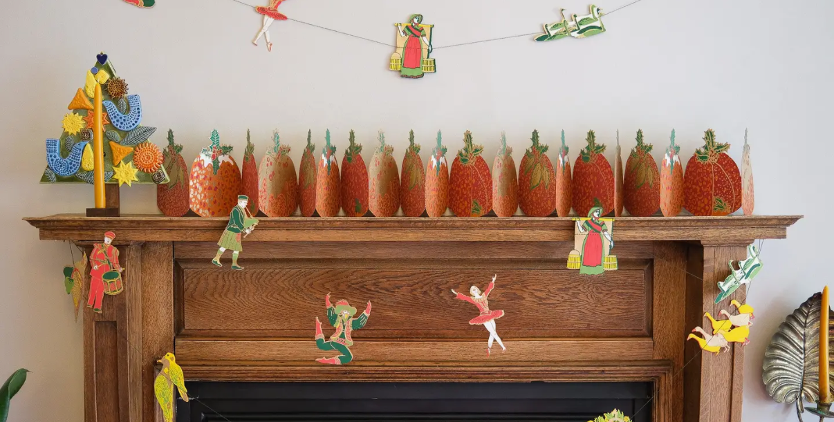 East End Press Yule Pudding Concertina Table/Mantle Garland